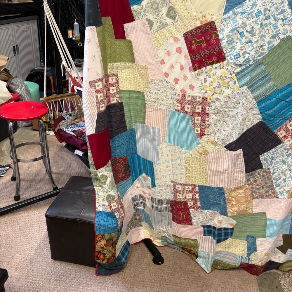 Vibrant Patchwork Quilt Had Made Vintage Fabric - Picture 3 of 15